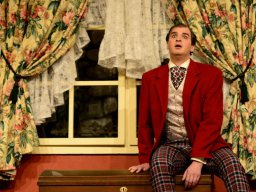 Arsen und Spitzenhäubchen (2014)