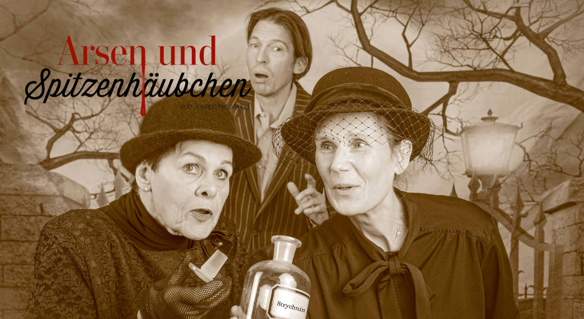 Titelbild zum Theaterstück Arsen und Spitzenhäubchen. Zwei Frauen im Vordergrund, die an einer Flasche mit der Aufschrift "Strychnin" riechen und ein Mann im Hintergrund, der erstaunt guckt.
